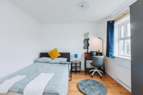 Double Room with Private Bathroom, parking & wifi